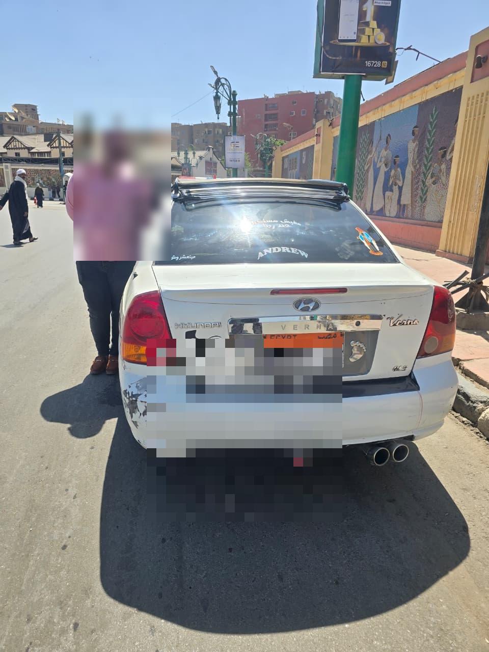 ضبط سائق تاكسي لامتناعه عن التوصيل وإنزال راكبة قبل وصولها بأسيوط