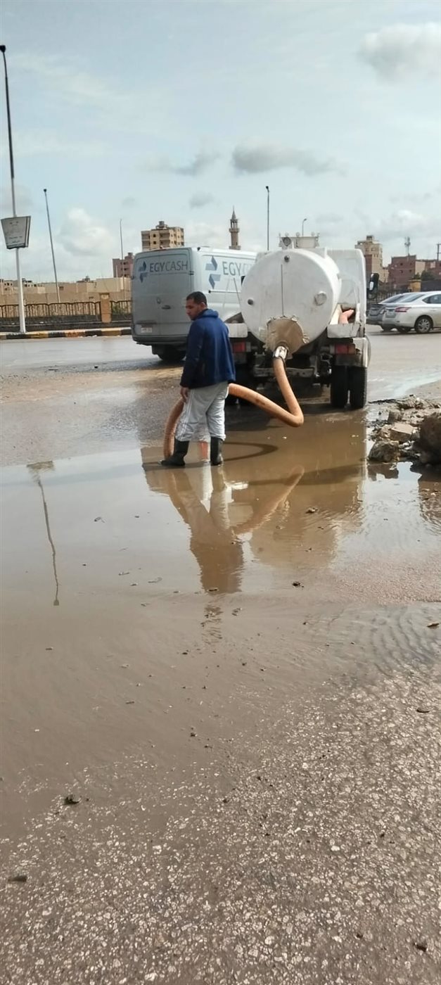 في الساعات الأولى رئيس مدينة أبو النمرس بجنوب الجيزة يقوم برفع تجمعات مياه الأمطار