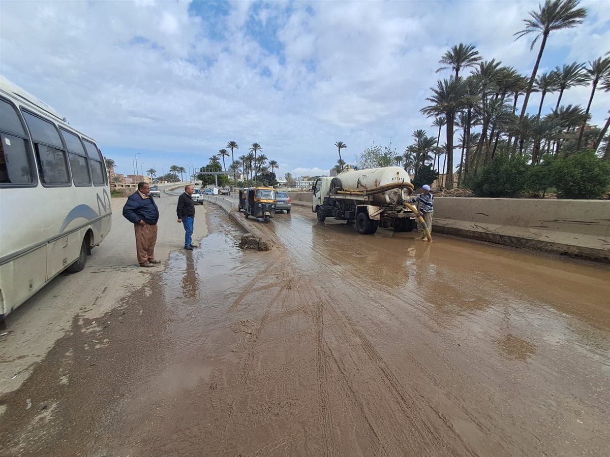 في الساعات الأولى رئيس مدينة أبو النمرس بجنوب الجيزة يقوم برفع تجمعات مياه الأمطار