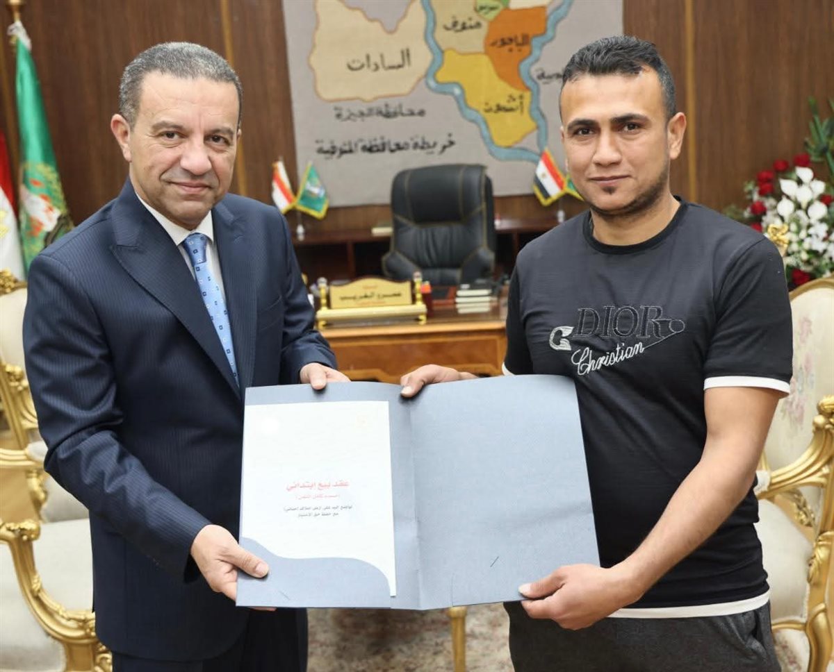 محافظ المنوفية يسلّم عقود تقنين أراضي أملاك الدولة لعدد من المواطنين