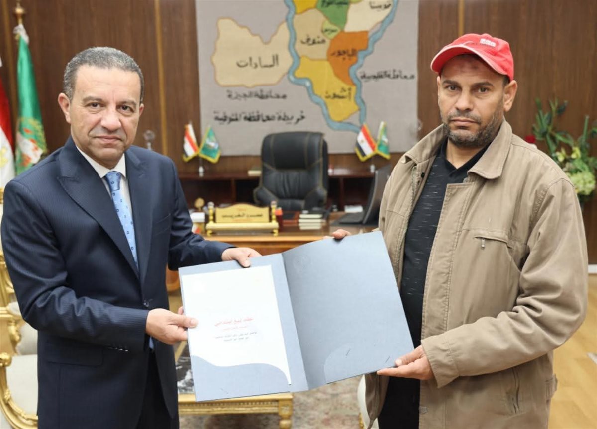 محافظ المنوفية يسلّم عقود تقنين أراضي أملاك الدولة لعدد من المواطنين