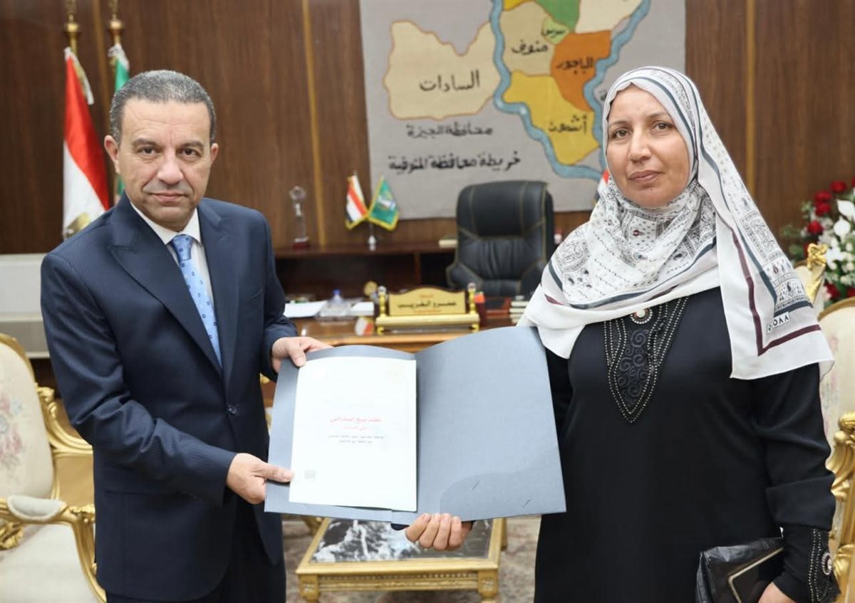 محافظ المنوفية يسلّم عقود تقنين أراضي أملاك الدولة لعدد من المواطنين