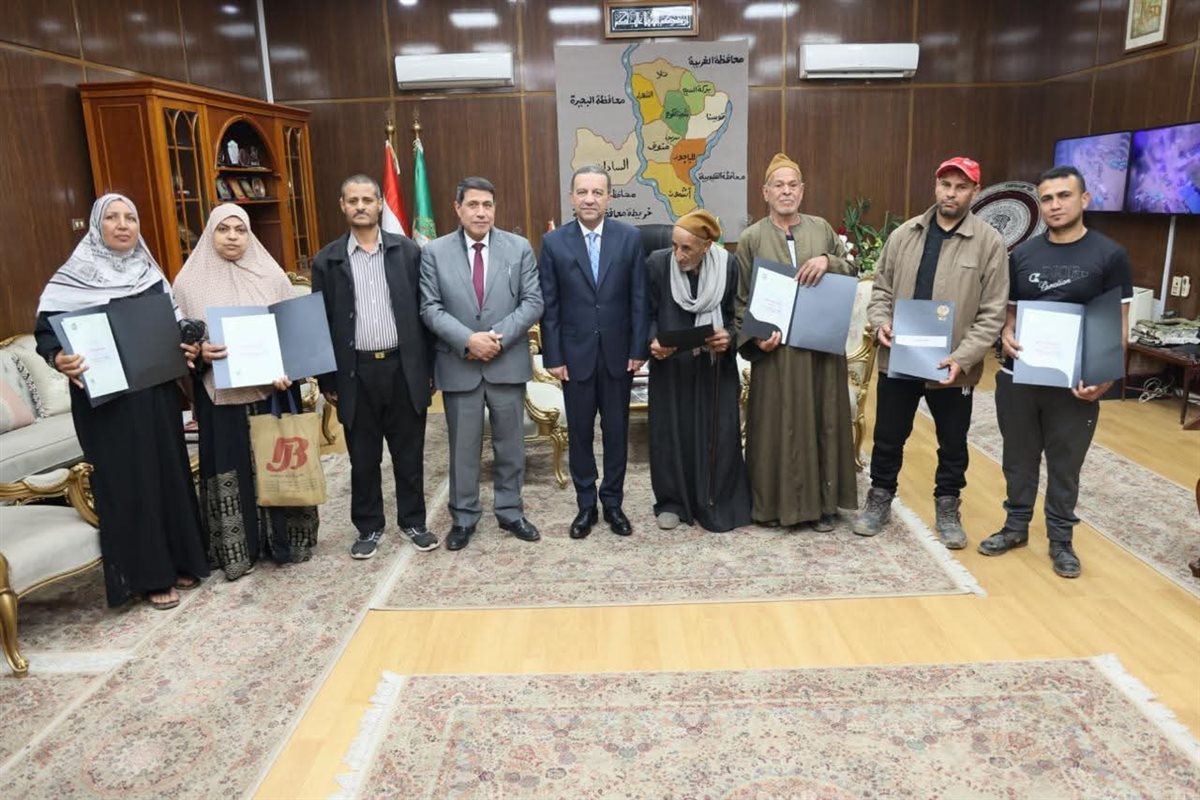 محافظ المنوفية يسلّم عقود تقنين أراضي أملاك الدولة لعدد من المواطنين