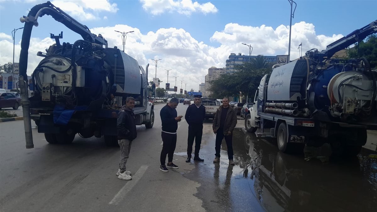 رئيس حي العجوزة..جهود مكثفة على مدار الساعة لمواجهة تجمعات الأمطار