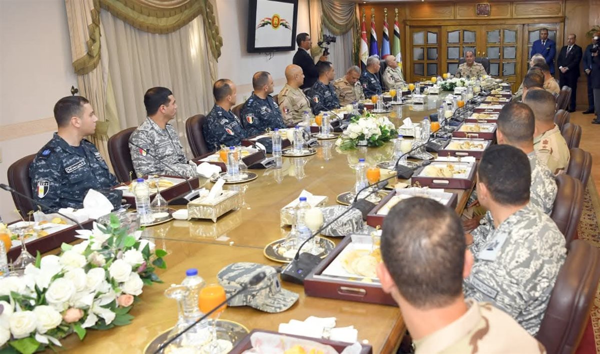 الفريق أشرف سالم زاهر القائد العام للقوات المسلحة وزير الدفاع والإنتاج الحربى يلتقى عدداً من مقاتلى الأفرع الرئيسية