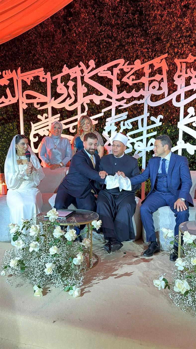 بأجواء عائلية دافئة.. الدكتورة هبة قطب تحتفل بعقد قران ابنتها راندة في ليلة من العمر
