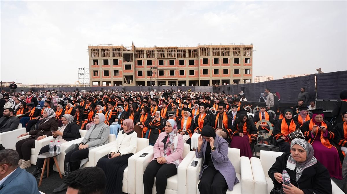 محافظ أسيوط يشهد احتفالية كبرى لتخريج أول دفعة من جامعة سفنكس ويؤكد دعم الدولة للتعليم