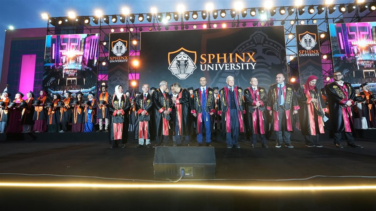 محافظ أسيوط يشهد احتفالية كبرى لتخريج أول دفعة من جامعة سفنكس ويؤكد دعم الدولة للتعليم