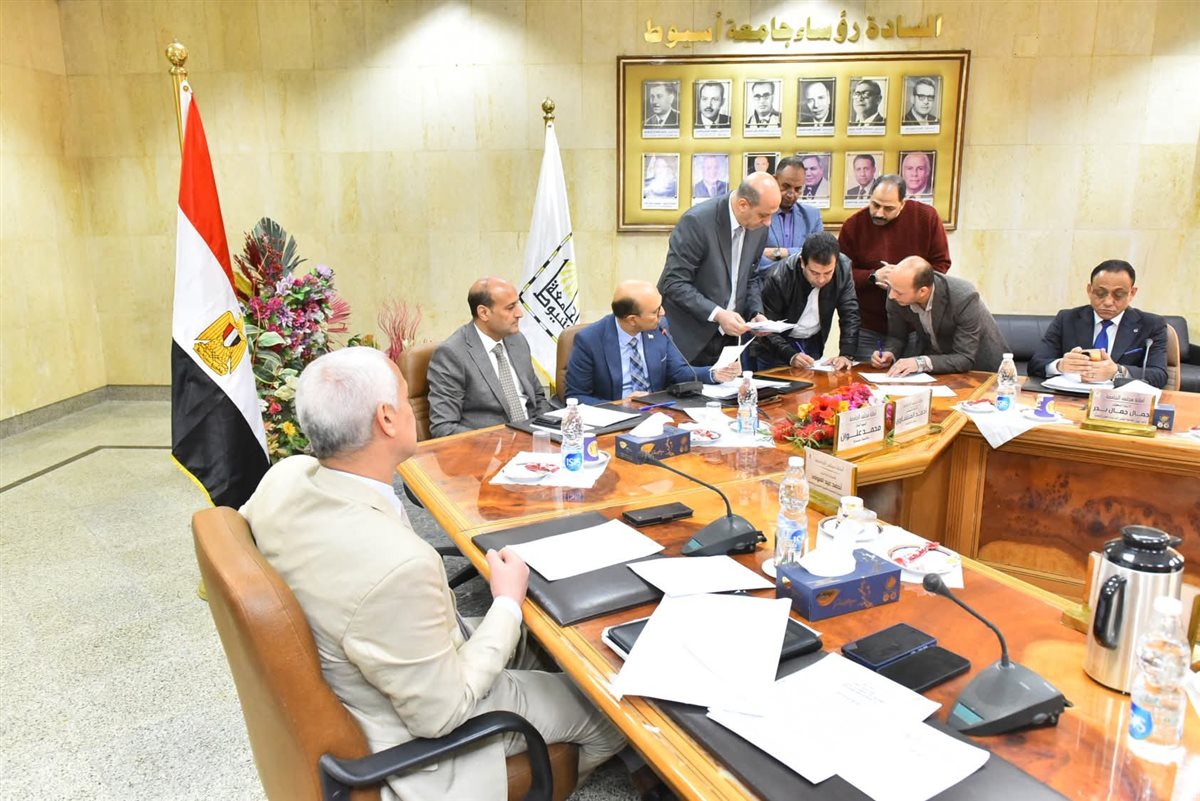 محافظ أسيوط في أول حضور لمجلس الجامعة: تعزيز الشراكة مع جامعة أسيوط لدعم التنمية.. ويشهد بدء إجراءات اختيار رئيس جديد للجامعة