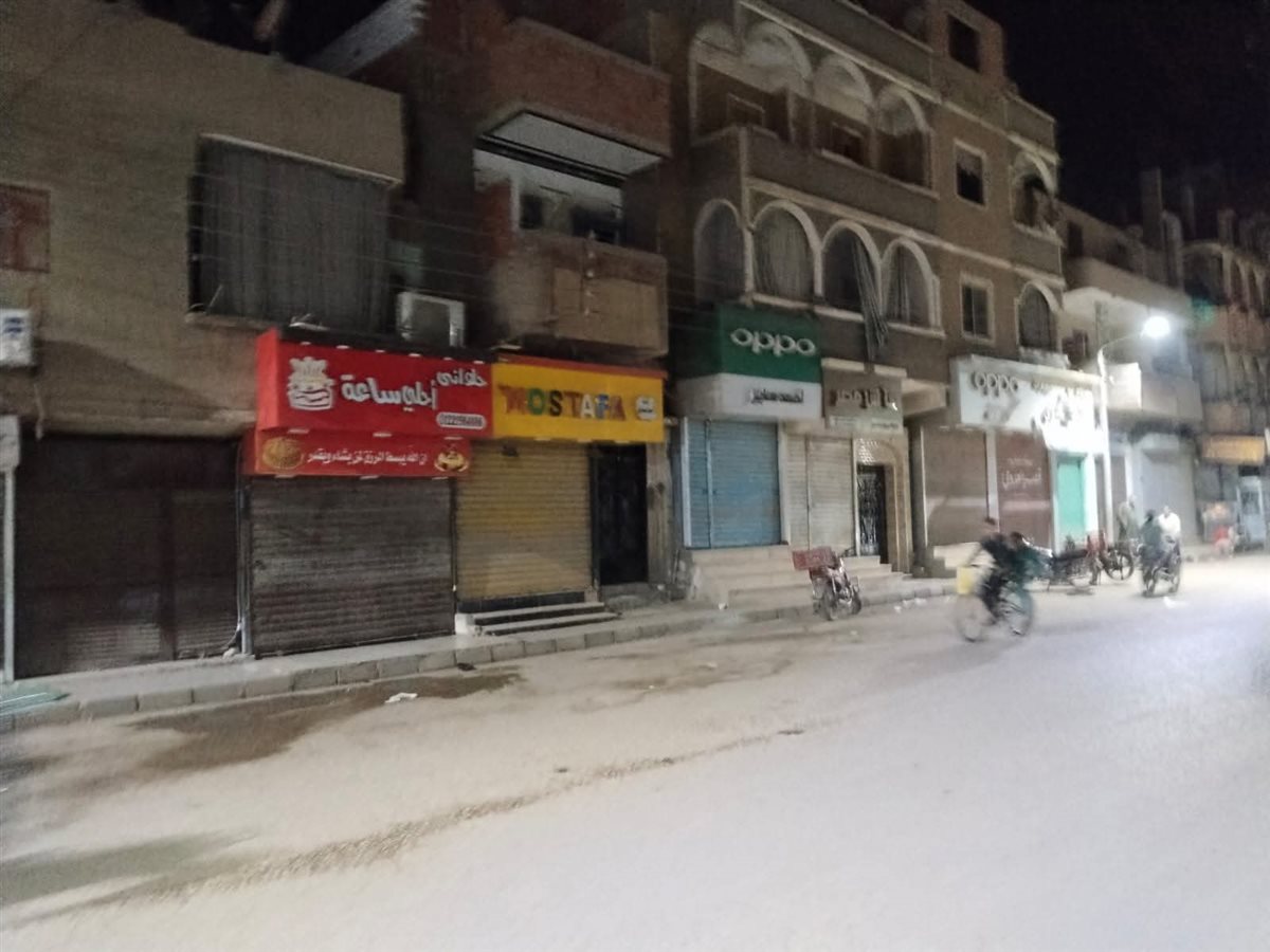 تشميع 35 محلًا مخالفًا لمواعيد الغلق خلال 24 ساعة بأسيوط