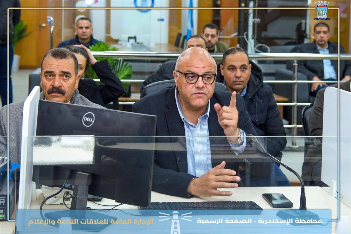 محافظ الإسكندرية يُدير غرفة 