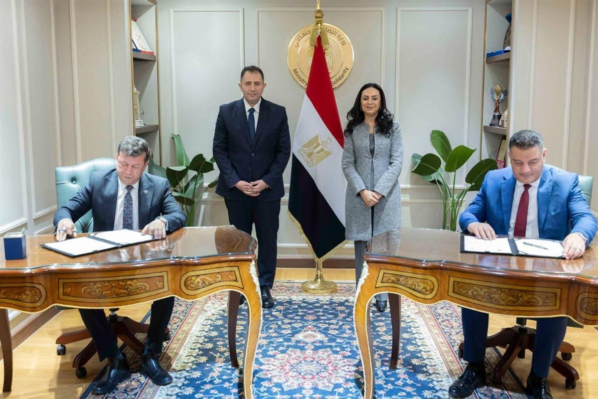 وزيرة التضامن الاجتماعي ومحافظ دمياط يشهدان توقيع