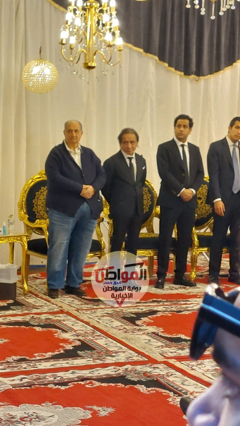 حضور رفيع المستوى: وزراء ومسؤولون سابقون وحاليون يشاركون أحمد عز أحزانه بمسجد عمر مكرم