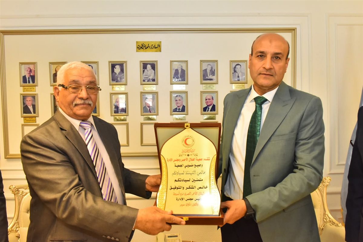 محافظ أسيوط يكرم متطوعي الهلال الأحمر تقديراً لجهودهم في دعم العمل الإنساني وإدارة الأزمات