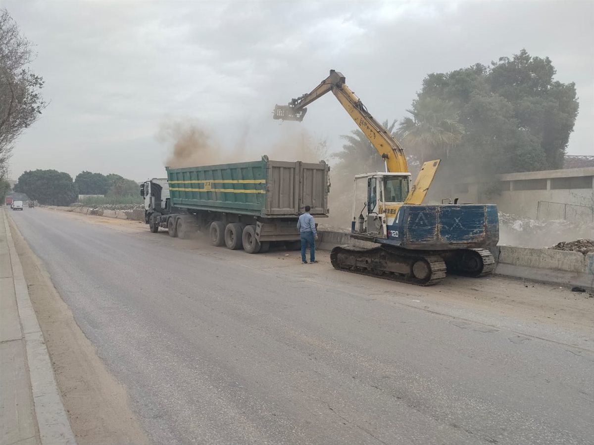 حملة نظافة وتطهير الترع ورفع الإشغالات بمركز أبو النمرس بالجيزة بمتابعة رئيس المدينة