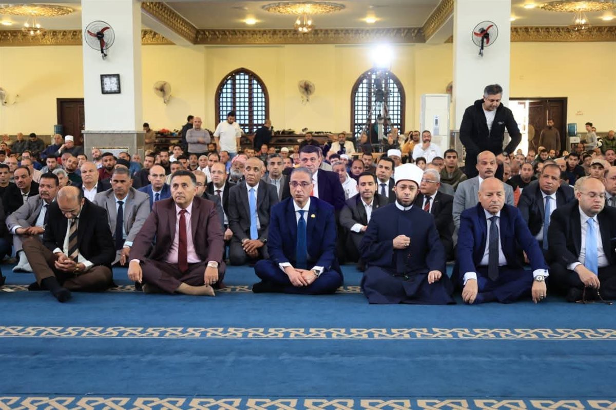 في إطار احتفالات العيد القومي الـ107 لمحافظة الجيزة ..<br>وزير الأوقاف ومحافظ الجيزة يؤديان صلاة الجمعة بمسجد السيدة خديجة بنت خويلد بحضور محافظي القاهرة والقليوبية