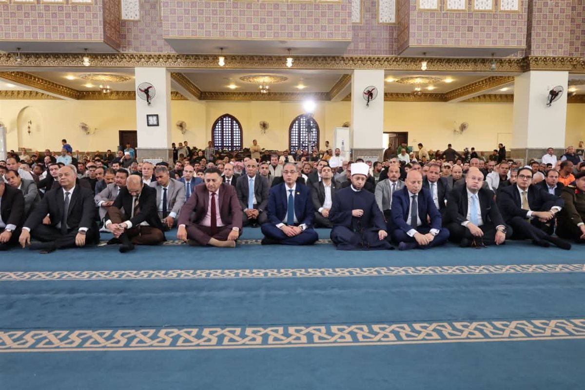 في إطار احتفالات العيد القومي الـ107 لمحافظة الجيزة ..<br>وزير الأوقاف ومحافظ الجيزة يؤديان صلاة الجمعة بمسجد السيدة خديجة بنت خويلد بحضور محافظي القاهرة والقليوبية