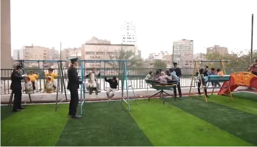مسؤولون من <strong>وزارة الداخلية</strong> يشاركون الأطفال احتفالات يوم اليتيم