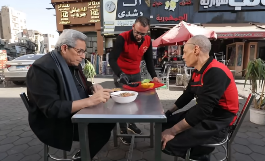 محمود سعد في جولة بإحدى محلات الكشري المصري