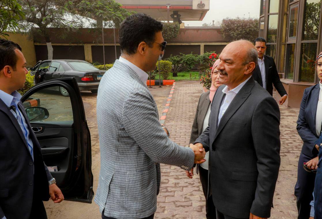 الوزير والمحافظ مصنع مصر الوطنية للصلب