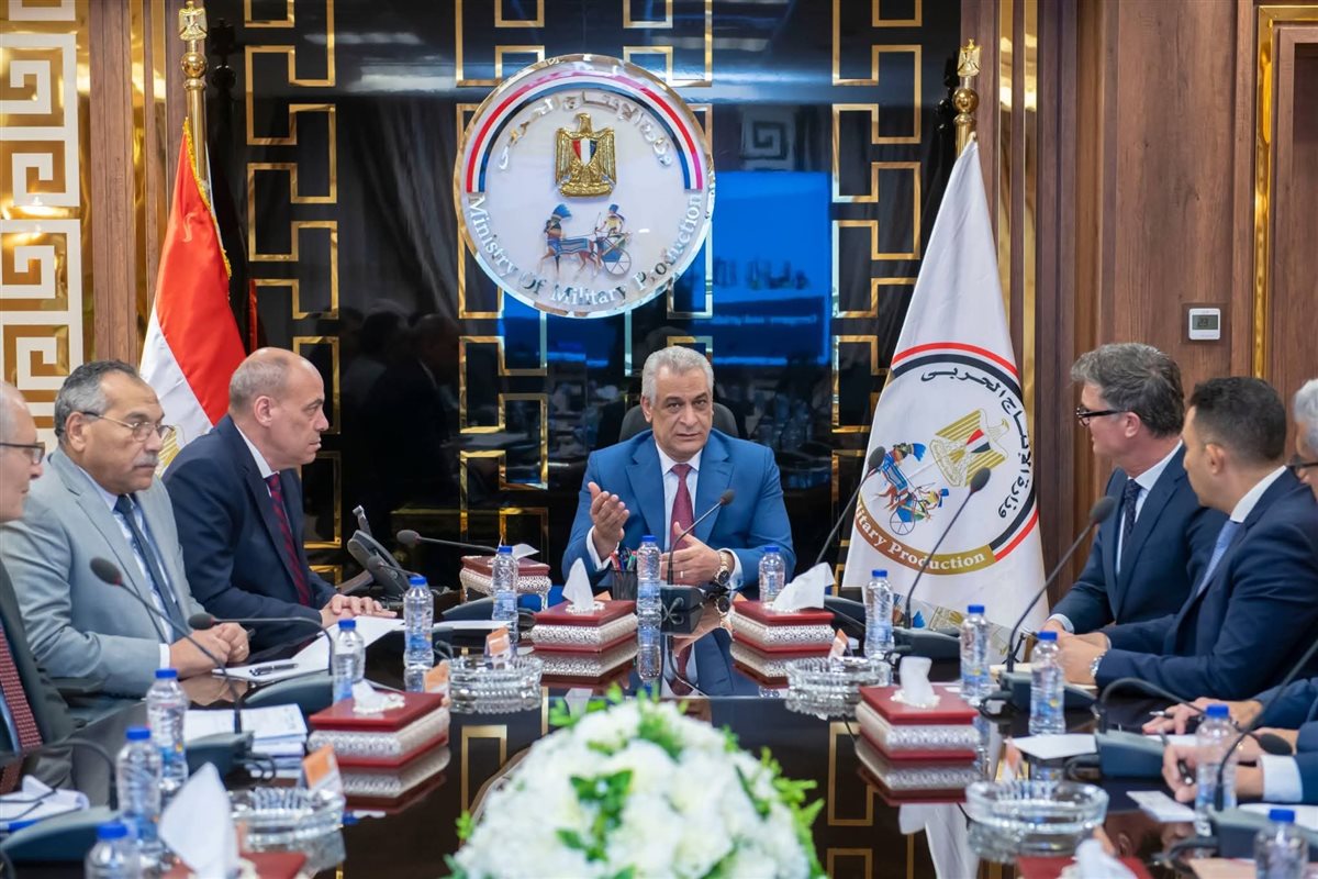 وزير الدولة للإنتاج الحربي يبحث مع رئيس مجلس إدارة شركة “يونغ-هانز” (الفرنسية- الألمانية) وشركة 