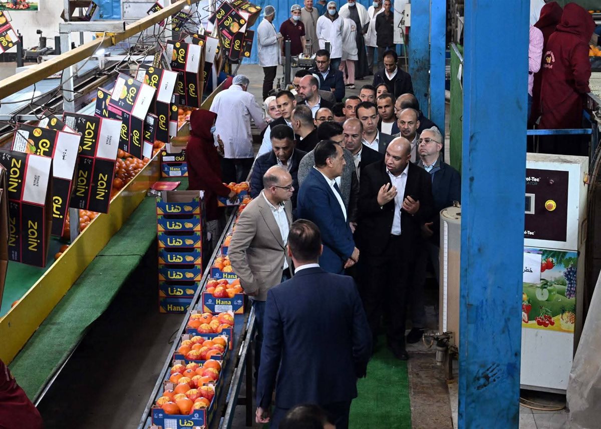 خلال جولته اليوم بعدد من الشركات الصناعية بالمنطقة الاستثمارية بمدينة بنها: رئيس الوزراء يتفقد محطة الصواف لتعبئة الموالح والحاصلات الزراعية.