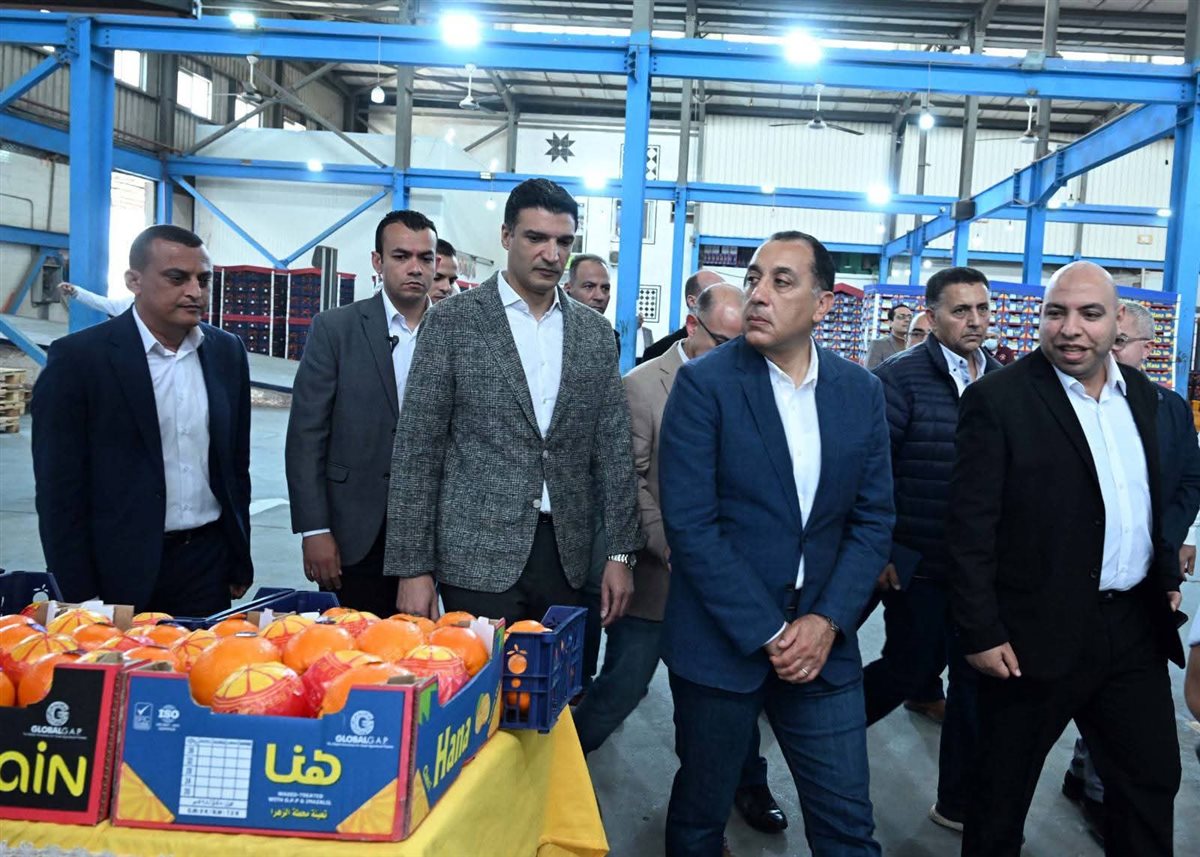 خلال جولته اليوم بعدد من الشركات الصناعية بالمنطقة الاستثمارية بمدينة بنها: رئيس الوزراء يتفقد محطة الصواف لتعبئة الموالح والحاصلات الزراعية.