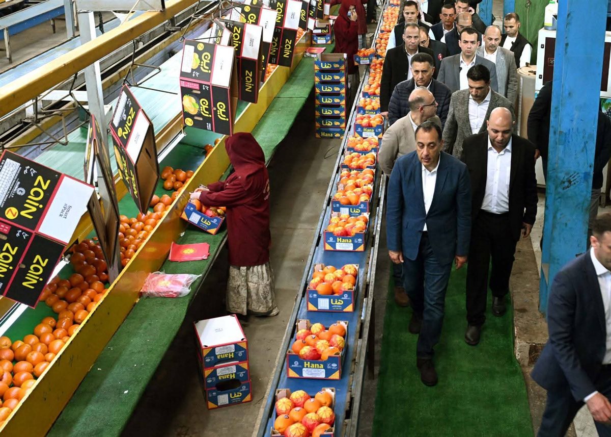 رئيس الوزراء يتفقد محطة الصواف لتعبئة الموالح والحاصلات الزراعية