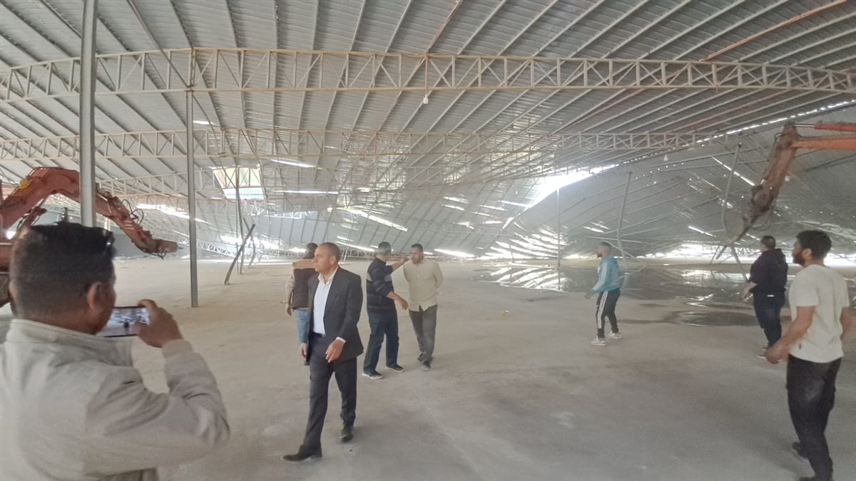 محافظ الجيزة و نائب المحافظ اثناء ازالة الجمالون المخالف
