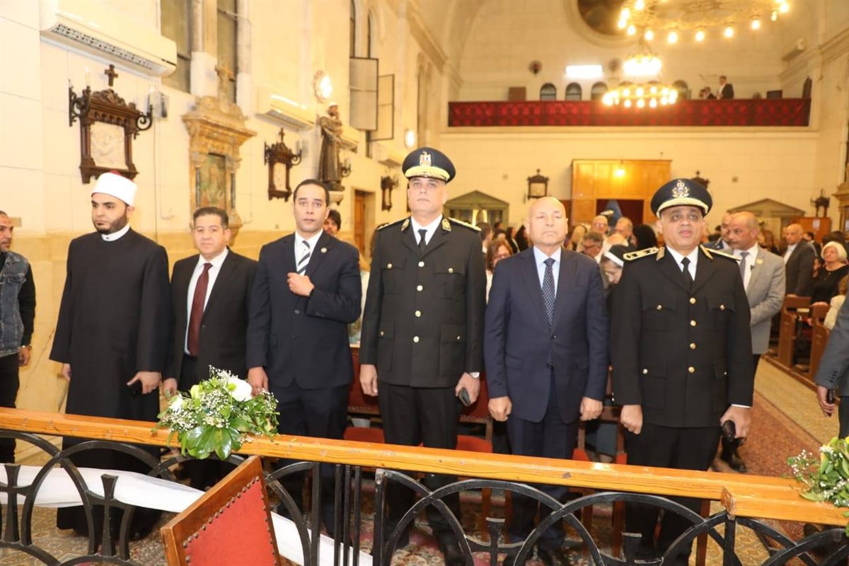إبراهيم صابر محافظ القاهرة أثناء حضوره احتفال عيد القيامة للأرمن الكاثوليك