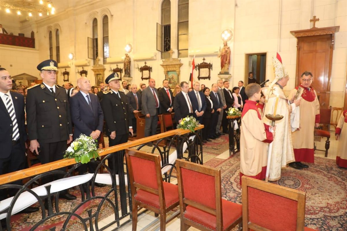 محافظ القاهرة يشارك في احتفال عيد القيامة بكنيسة القديسة تريزا ويهنئ الأقباط