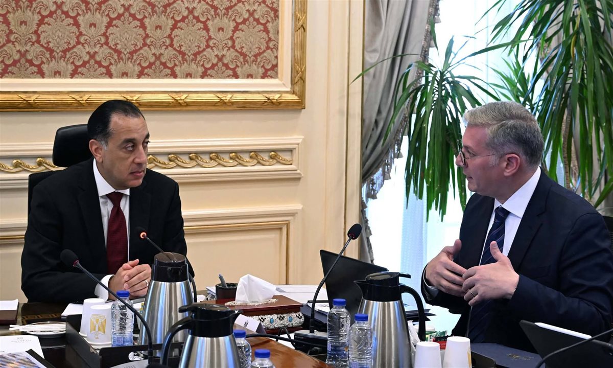 رئيس الوزراء يتابع مع وزيرى المالية والبترول عددًا من ملفات العمل المشترك
