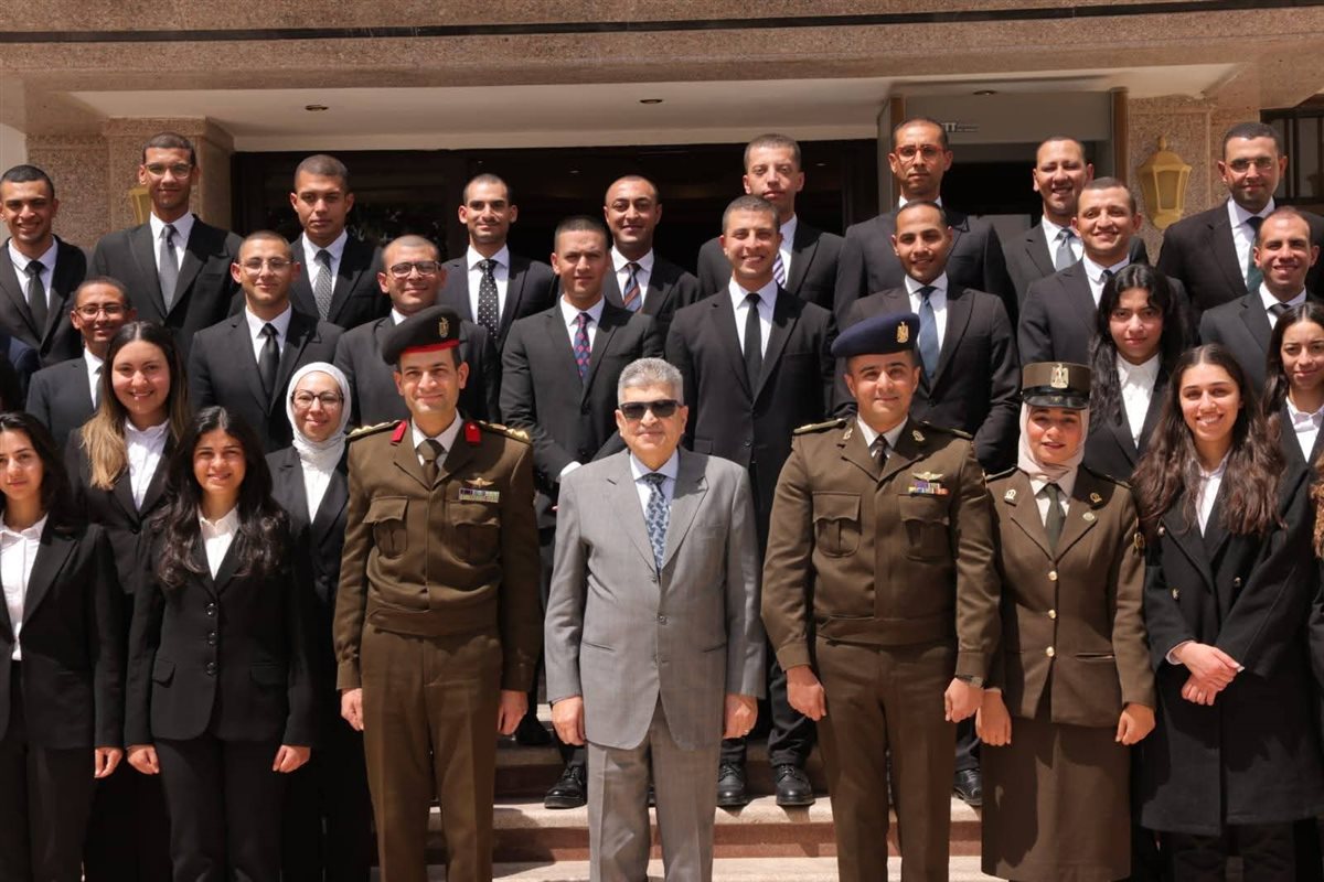 بهدف إطلاعهم على أبرز الإنجازات التنموية بقناة السويس<br>الفريق أسامة ربيع يستقبل وفد المُلحقين الدبلوماسيين بوزارة الخارجية