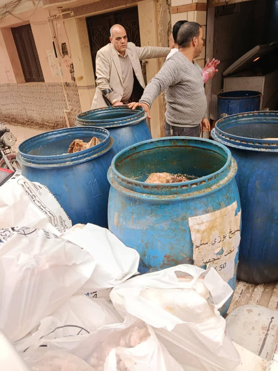 ضبط أكثر من نصف طن أغذية فاسدة بملوي خلال حملة رقابية مكثفة