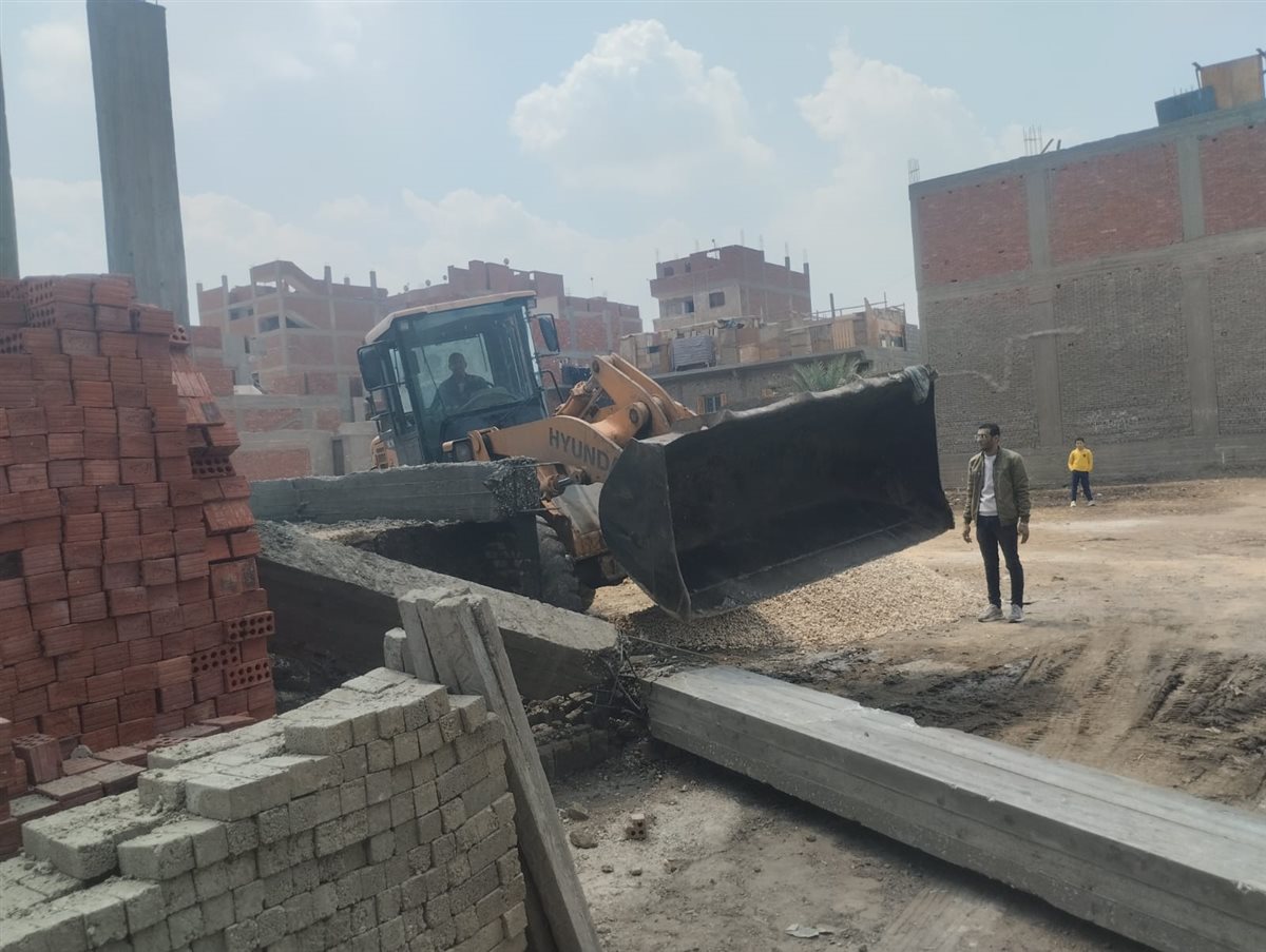 بتوجيه رئيس مدينة أبو النمرس الوحدة المحلية بالمنوات تقوم بإزالات البناء المخالف