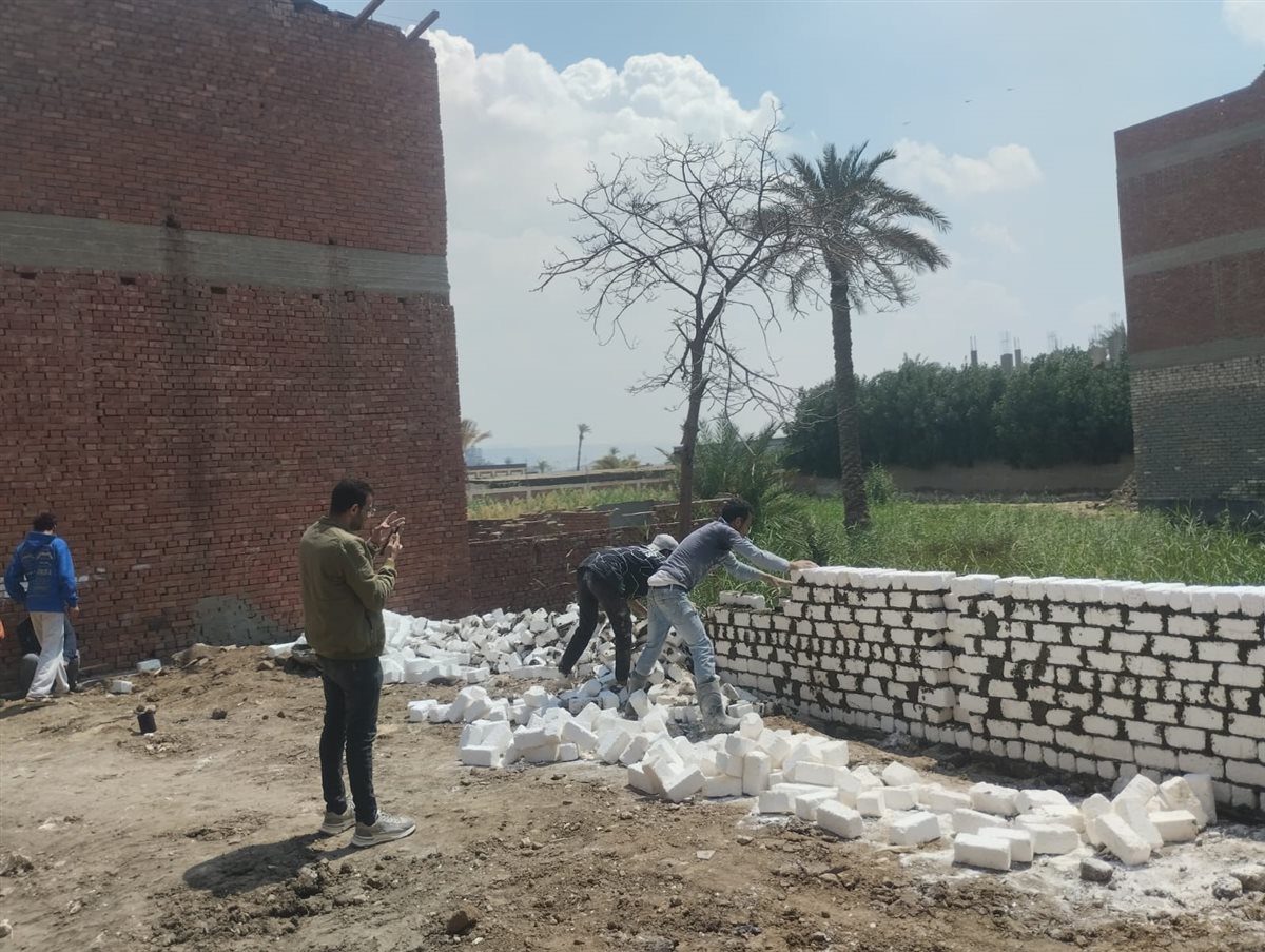 بتوجيه رئيس مدينة أبو النمرس الوحدة المحلية بالمنوات تقوم بإزالات البناء المخالف