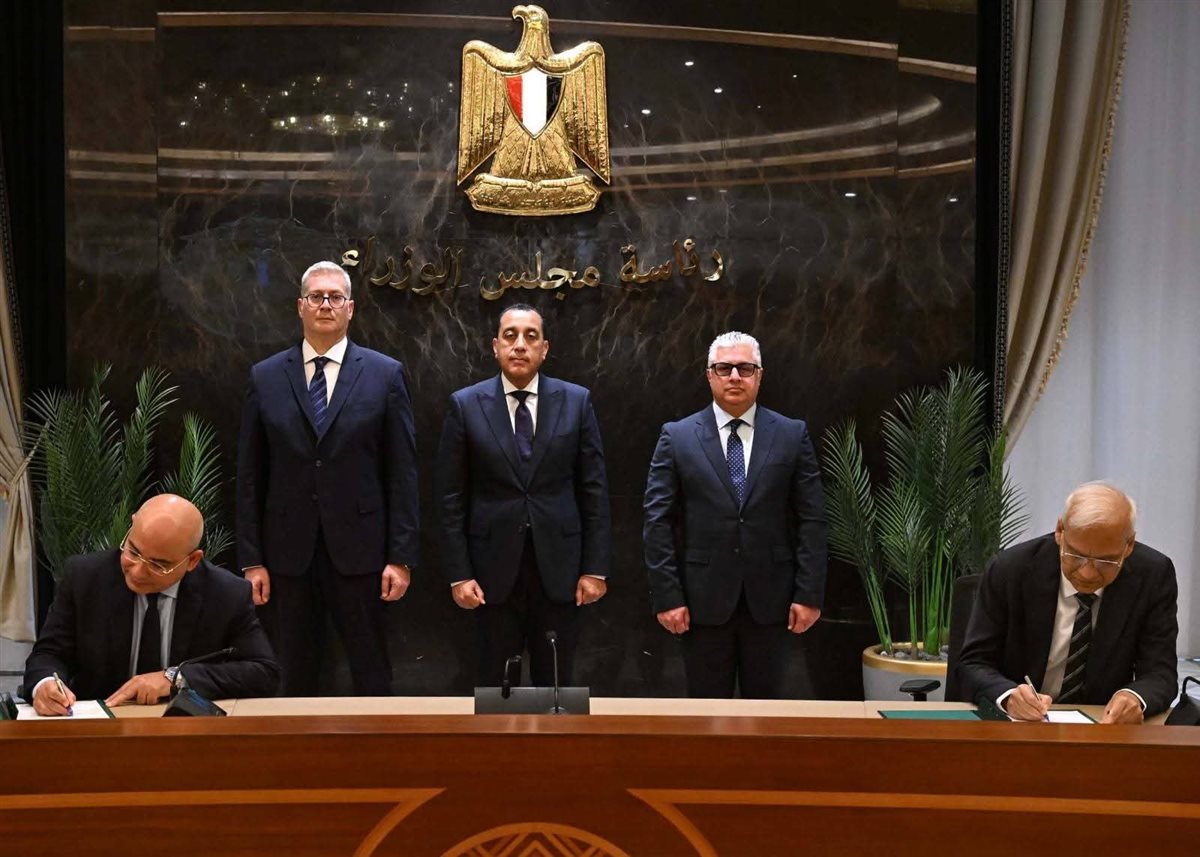 رئيس الوزراء يشهد توقيع عقد إنشاء مشروع 