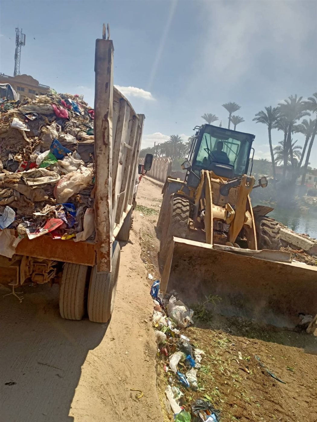 رئيس مدينة البدرشين بجنوب الجيزة يوجه برفع القمامة من جميع نقاط قرى المركز