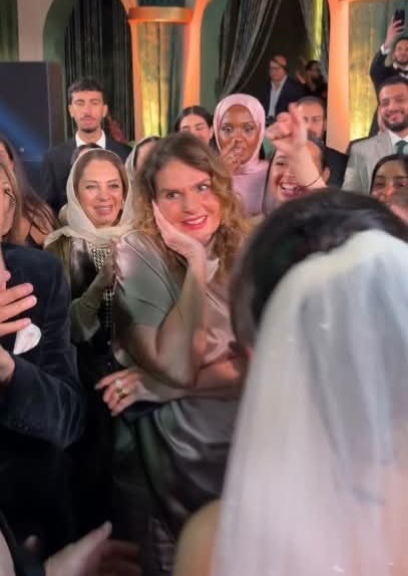 يسرا تخطف الأنظار في أحدث ظهور لها في فرح ابنة صديقتها