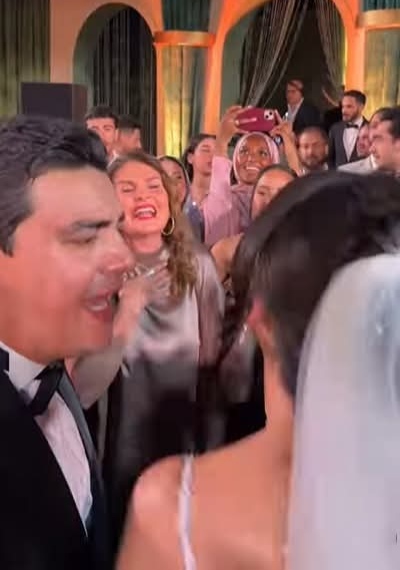 يسرا تخطف الأنظار في أحدث ظهور لها في فرح ابنة صديقتها