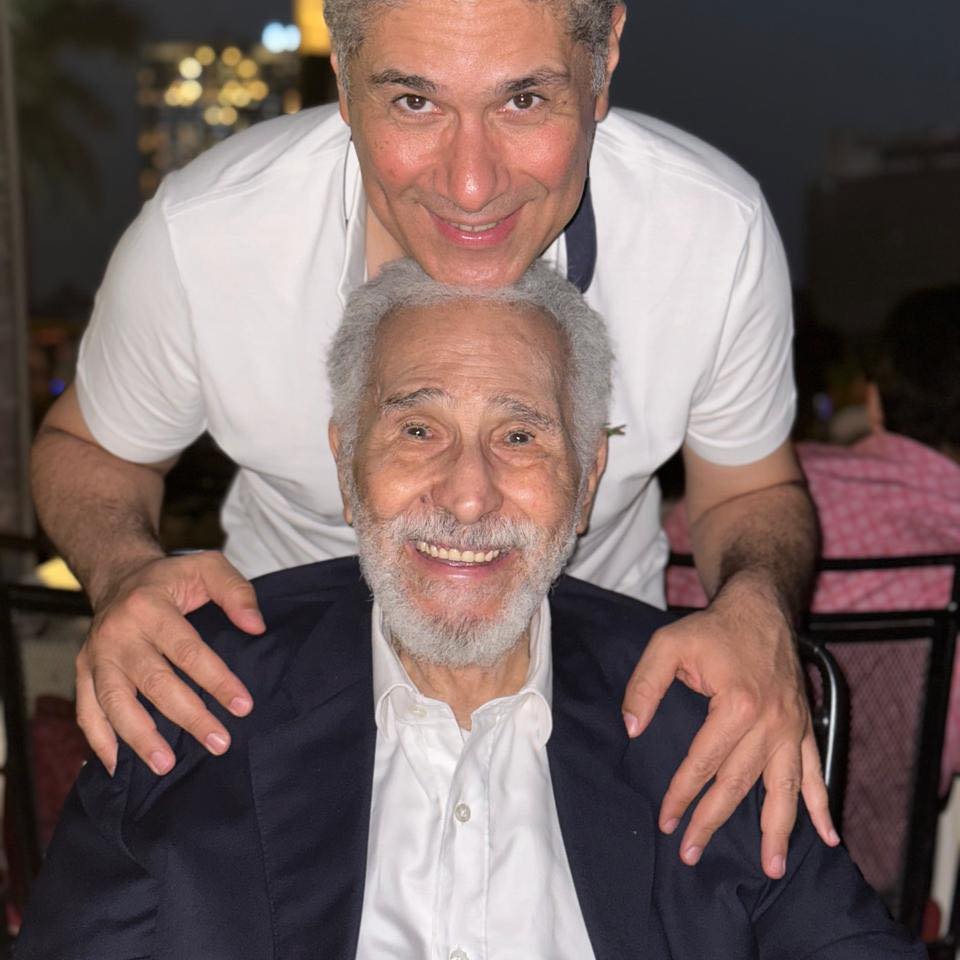 صورة تجمع أحمد عبد الرحمن أبو زهرة بوالده قبل دخول المستشفى&nbsp;