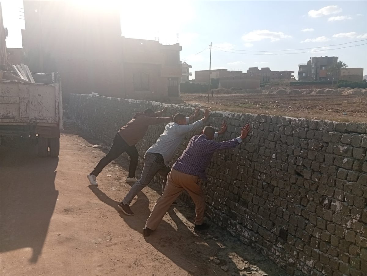 رئيس مركز ومدينة أبو النمرس بجنوب الجيزة يقود حملة إزالات البناء المخالف