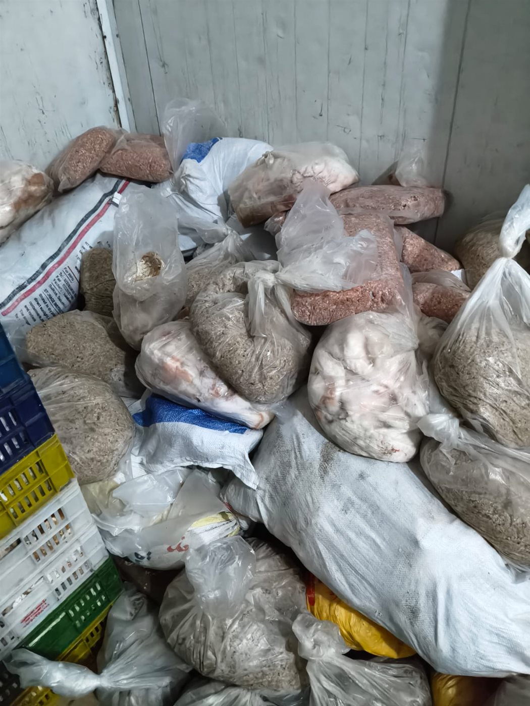 حملات تفتيش مكثفة على الأسواق لضبط الأغذية غير الصالحة للاستهلاك