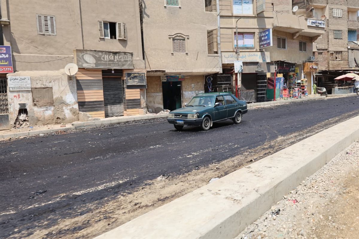 محافظ الجيزة يوجه بسرعة الانتهاء من أعمال رصف الشوارع الرئيسية