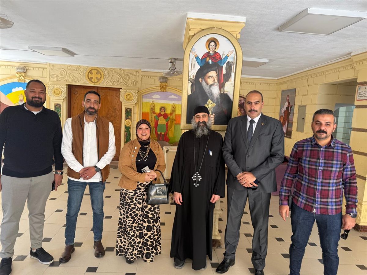 رئيس حي الهرم خلال زيارتة لتقديم التهنئة بعيد الميلاد