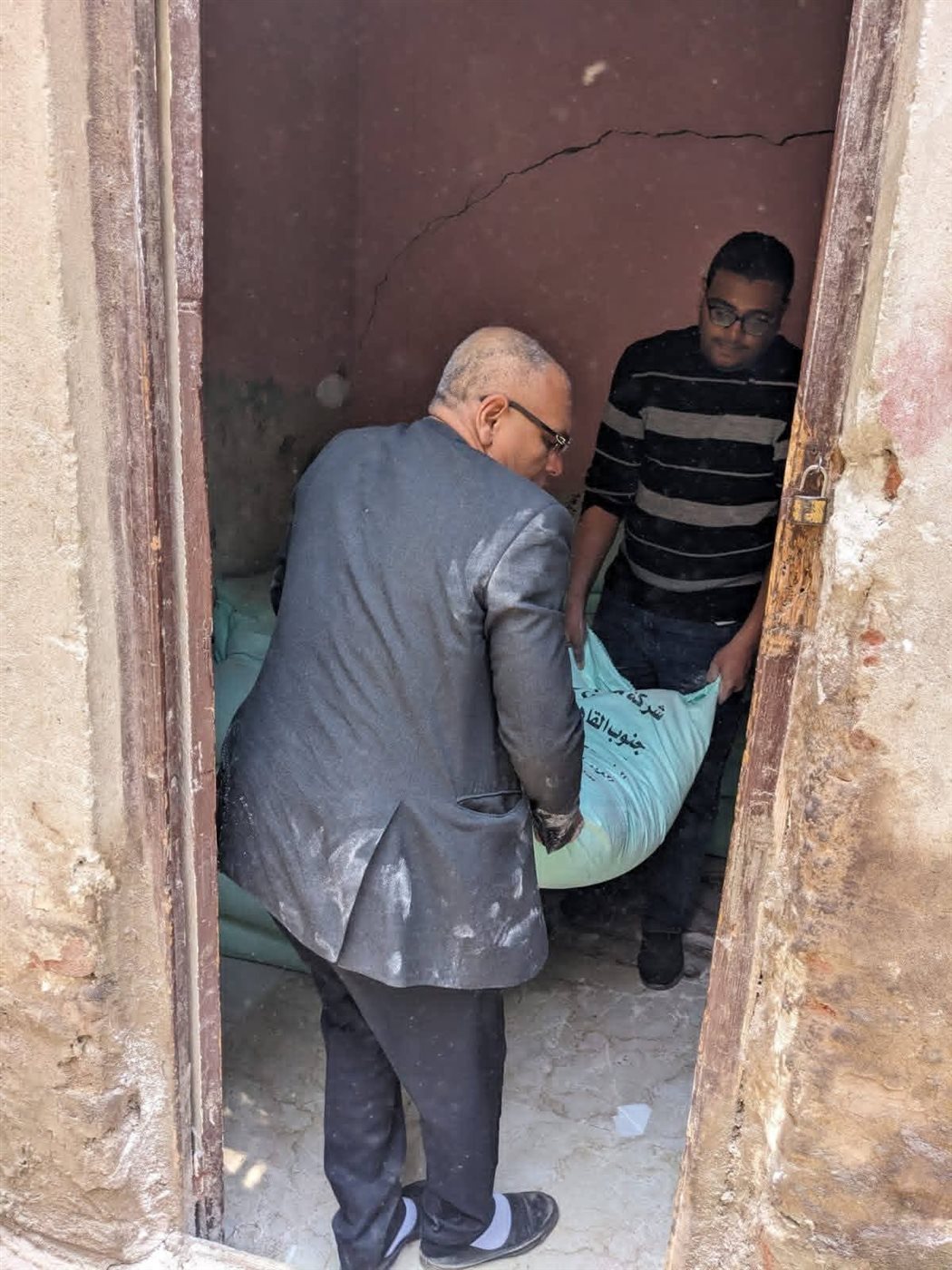 جانب من ضبط 52 جوال دقيق مدعم داخل أحد مخازن منشأة القناطر