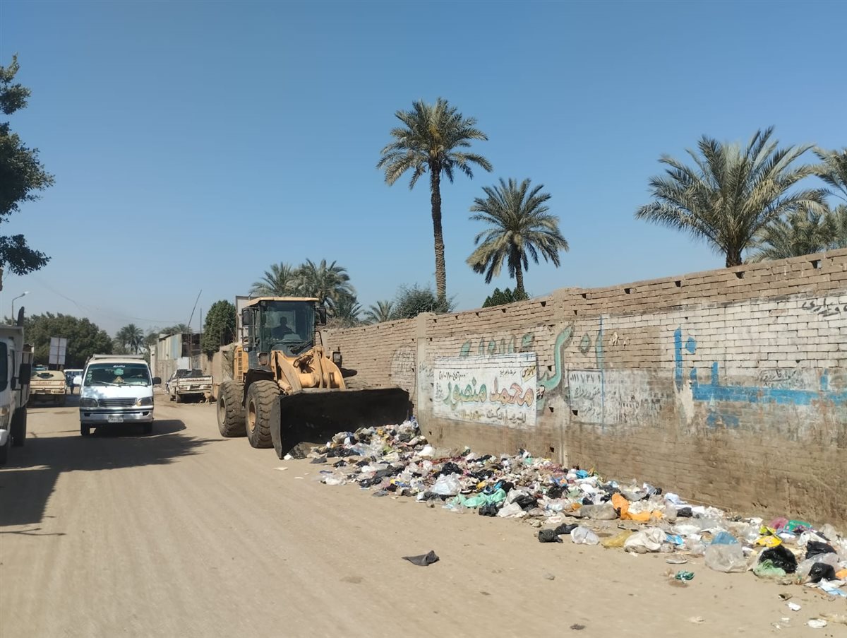 أعمال رفع المخلفات خلال حملة النظافة بالوحدة المحلية بالمنوات&nbsp;