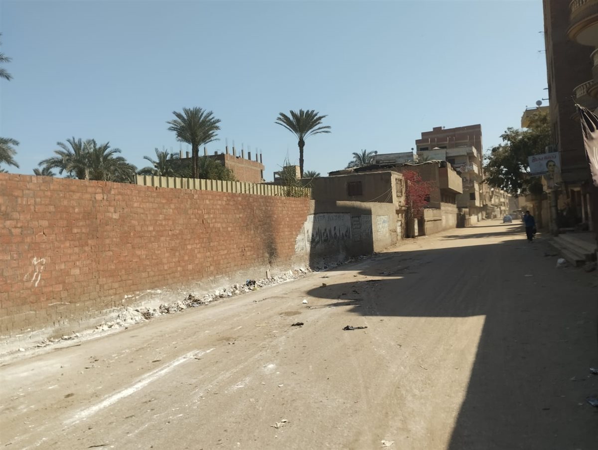 جانب من جهود رفع المخلفات بطريق زويل وشارع الجيش بالمنوات