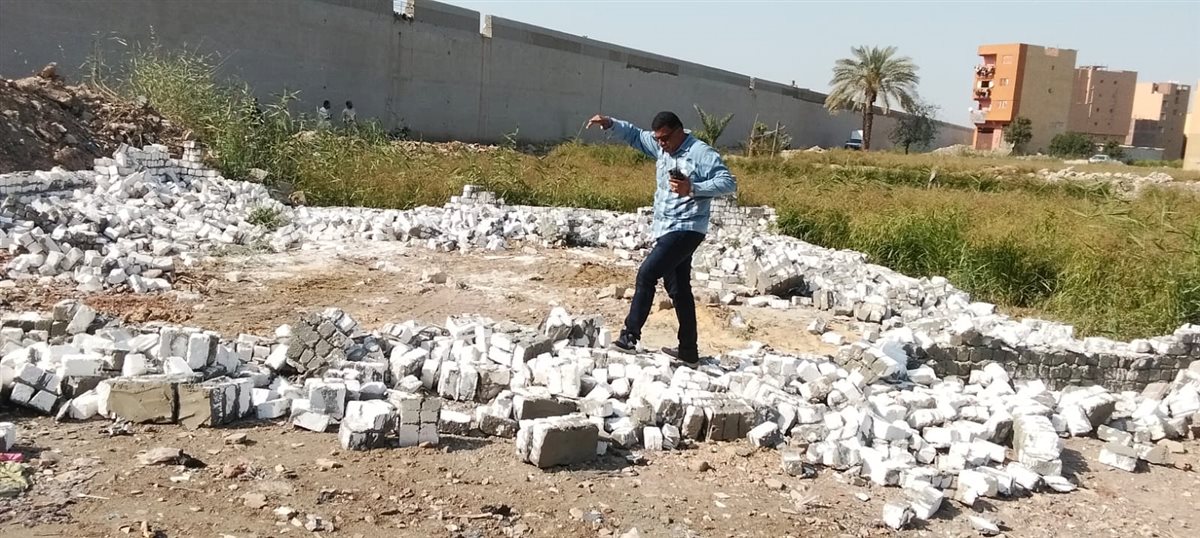 جانب من أعمال إزالة التعديات إزالة وسور من البلوك الأبيض على الأراضي الزراعية