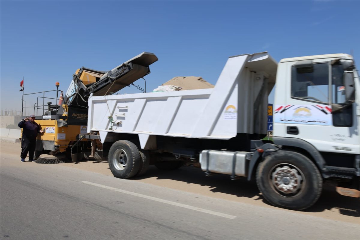 محافظ الجيزة خلال جولته اثناء رفع المخلفات و الرتش من الطرق&nbsp;